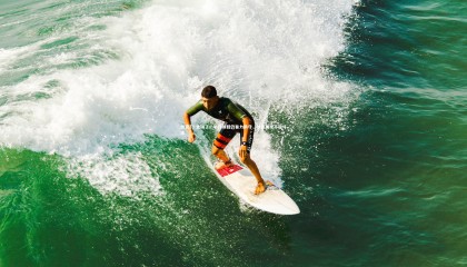 南宫28-太拼了！手持球鞋仍奋力防守，球员展现不屈斗志