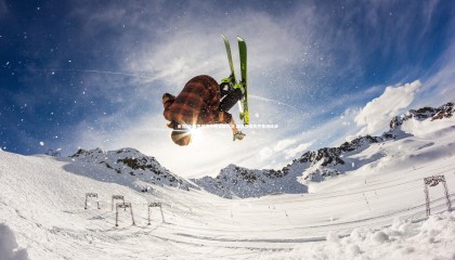 南宫28-突发状况中断关键对决 球员情绪失控赛场风波